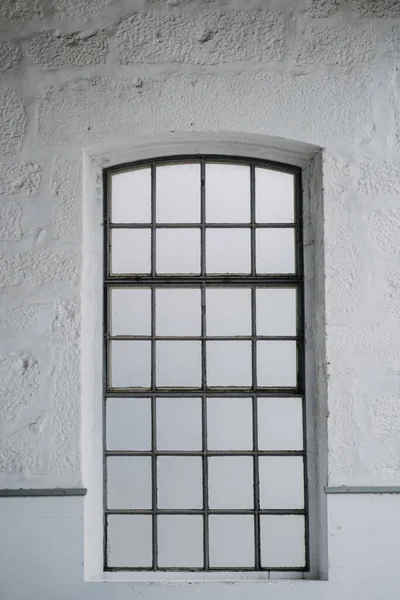 Вертикальний Знімок Арочного Вікна Стовпами — стокове фото