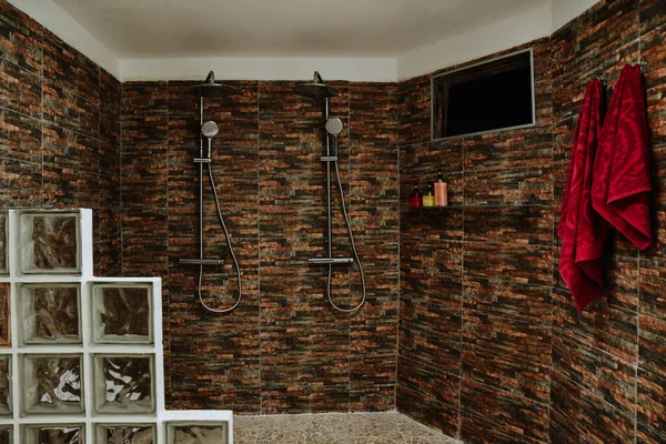 Tiro Interior Uma Casa Banho Com Uma Toalhas Vermelhas Paredes — Fotografia de Stock