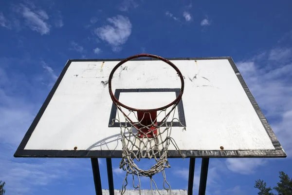 Nahaufnahme Eines Basketballkorbs Gegen Den Blauen Himmel — Stockfoto