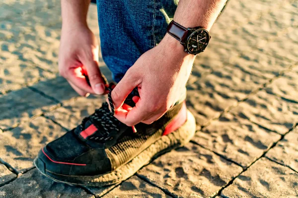 Closeup Shot Male Tying Shoelaces Outdoors — Foto Stock