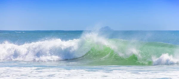 Ένα Πανέμορφο Παραθαλάσσιο Τοπίο Κύματα Και Νησί — Φωτογραφία Αρχείου