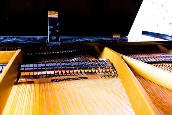 Крупный План Открытого Фортепиано — стоковое фото