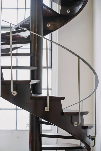 Vertical Shot Spital Brown Staircase Metal Railing — Stockfoto