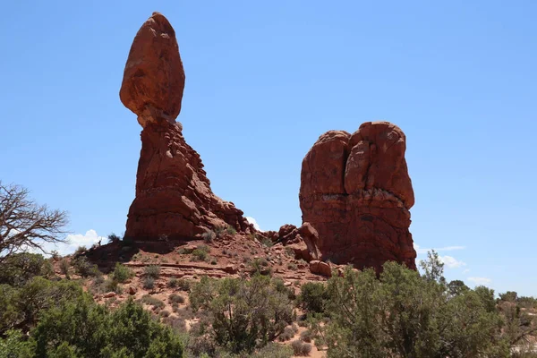 Uma Vista Panorâmica Balanced Rock Entre Paisagem Rochosa Rocha Vermelha — Fotografia de Stock