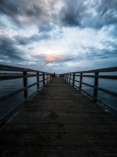 Vertical Shot Wooden Bridge Sea Cloudy Sky Sunset — Stok fotoğraf