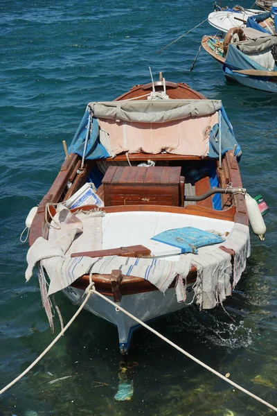Old Boat Floating Water Daytime — Stock fotografie