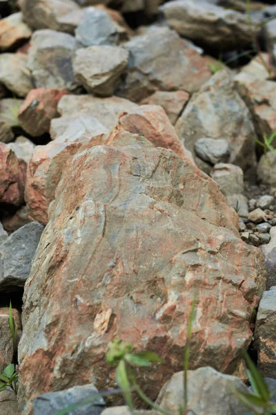 Μια Κάθετη Βολή Ενός Μεγάλου Κομματιού Βράχου Φόντο Μικρότερες Πέτρες — Φωτογραφία Αρχείου