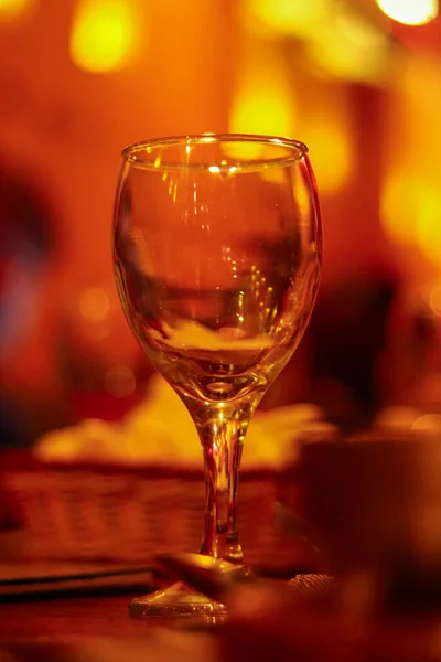 Eine Vertikale Flachbild Aufnahme Eines Leeren Weinglases Mit Orangefarbenem Hintergrund — Stockfoto