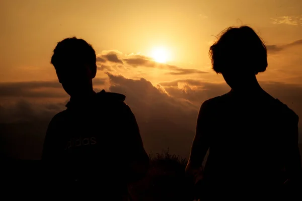 Two Man Silhouette Sunset Background — Φωτογραφία Αρχείου