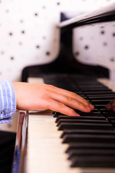 Vertical Shot Hand Playing Piano — Stock Photo, Image