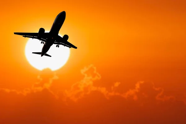 Silhouette Low Angle Plane Flying Shiny Sky Sunset — Foto de Stock