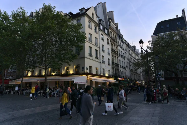 Paris France Oct 2019 Une Rue Animée Paris Soir France — Photo