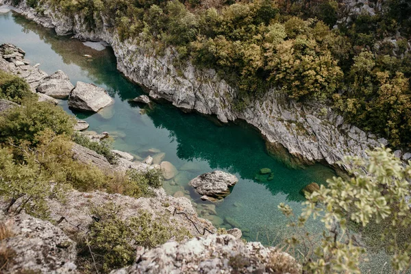 Aerial View River Cliffs Covered Trees — Fotografia de Stock