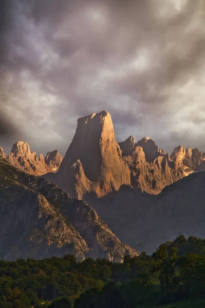 Beautiful Scene High Dirt Mountains Cliffs Cloudy Sky Naranjo Bulnes — Foto Stock