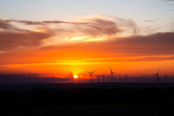 日落时的风力涡轮机公园景观 — 图库照片