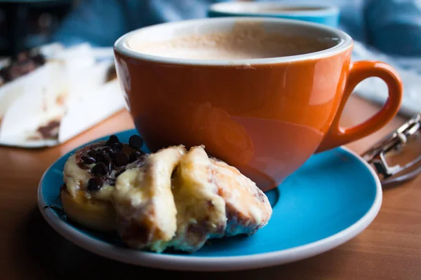 Closeup Cinnamon Roll Pieces Saucer Cup Hot Chai Tea Table — Stock fotografie