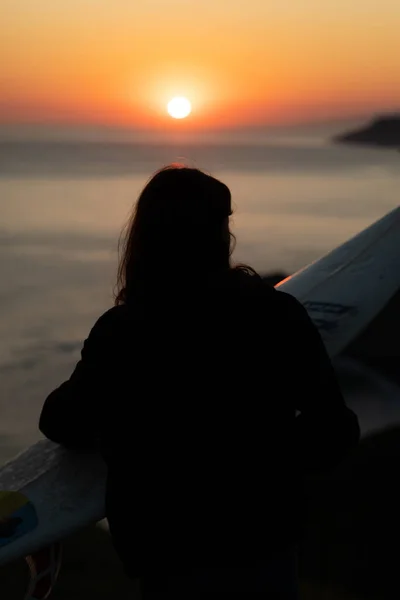 Vertical Shot Silhouette Woman Holding Surfing Board — ストック写真