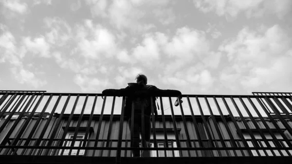 Grayscale Shot Man Leaning Metal Handrails — Stockfoto