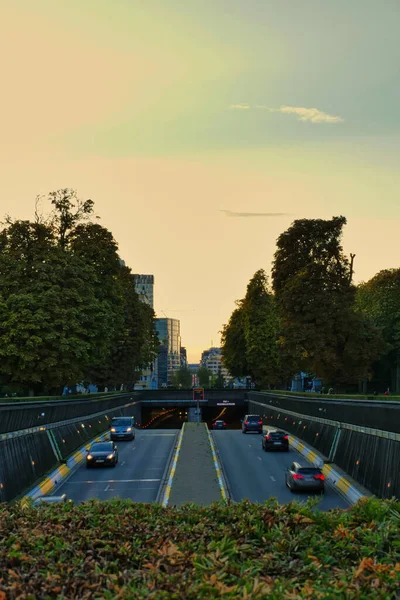 Vertical Shot Road Cars Evening Brussels Belgium — Fotografia de Stock