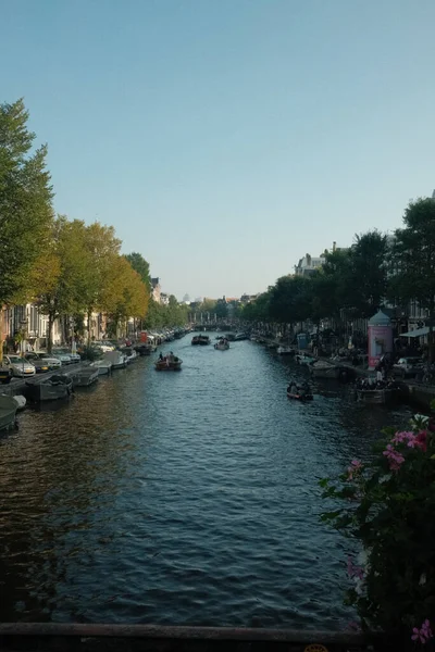 Eine Vertikale Aufnahme Des Amsterdamer Kanals 2021 — Stockfoto
