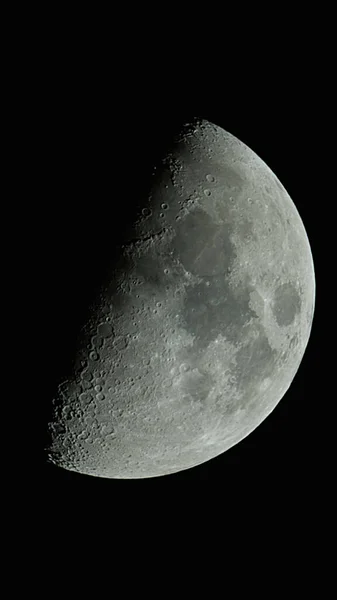 Прекрасний Вид Перший Четвертий Місяць Темному Тлі — стокове фото
