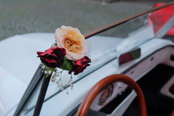 Τριαντάφυλλα Του Γάμου Ένα Λευκό Αυτοκίνητο Σταθμευμένο Στο Δρόμο — Φωτογραφία Αρχείου