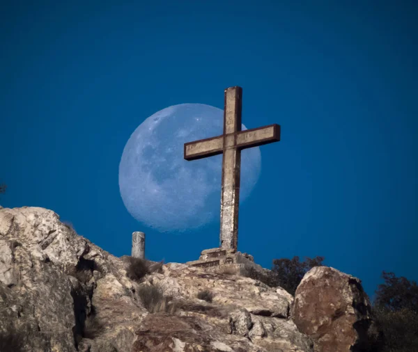Una Bella Vista Una Croce Acciaio Piedi Sulla Roccia Penarroya — Foto Stock