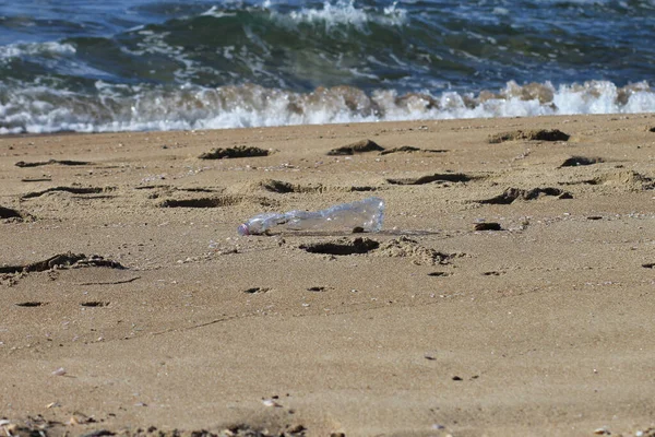 Closeup Plastic Bottle Beach Surrounded Sea Environmental Pollution — Stock Photo, Image
