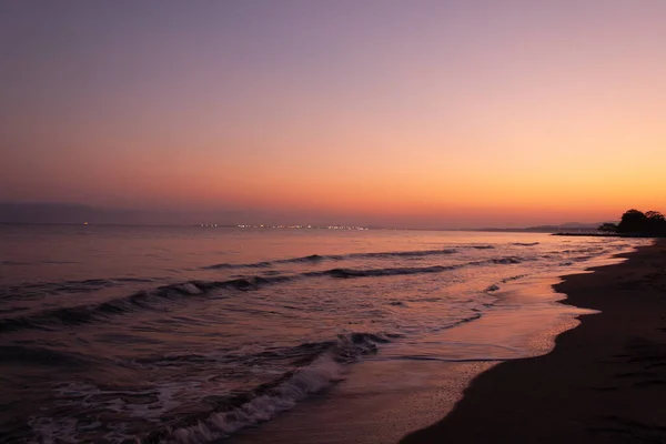 Uma Paisagem Uma Praia Rodeada Pelo Mar Durante Belo Pôr — Fotografia de Stock