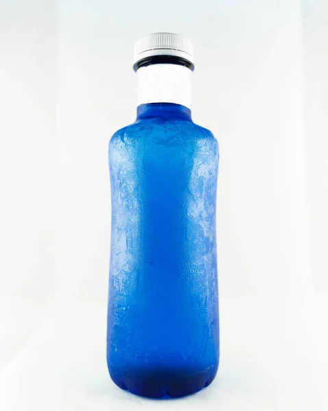 Beyaz Vida Kapaklı Mavi Plastik Bir Şişesinin Dikey Görüntüsü Kopyalama — Stok fotoğraf