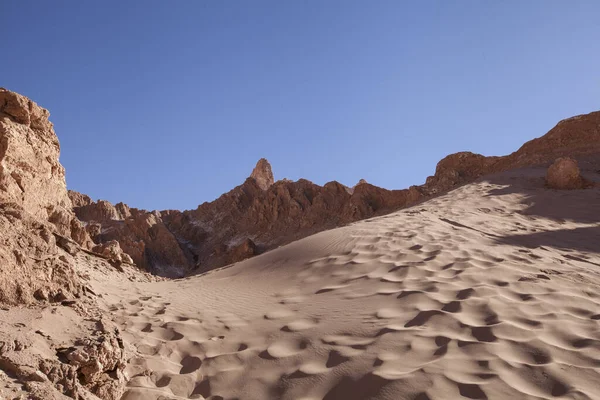 在蓝天的映衬下 沙漠中沙丘的美丽景色 — 图库照片