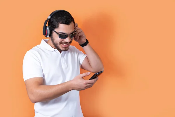 Joven Con Barba Gafas Sol Escuchando Música Con Auriculares Inalámbricos —  Fotos de Stock