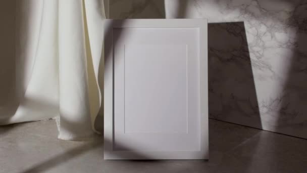 Habitación Vacía Blanca Con Pantalla Blanco Libro Sobre Una Mesa — Vídeo de stock