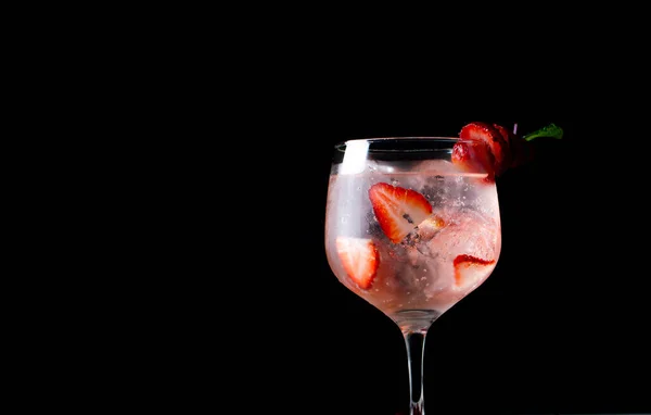 Closeup Shot Strawberry Alcoholic Cocktail Dark Background — Foto Stock