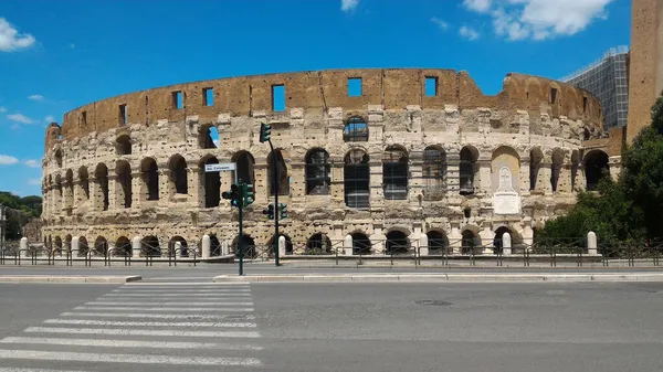 Rom Itálie Června 2020 Koloseum Pod Slunečním Světlem Modré Nebe — Stock fotografie