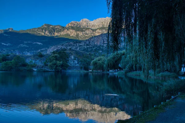 Mirror Lake Surrounded Trees Mountains Dawn — Stockfoto
