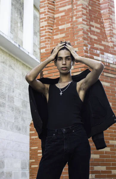 Ung Latinamerikansk Man Svart Kläder Som Poserar Gatorna Old Havana — Stockfoto