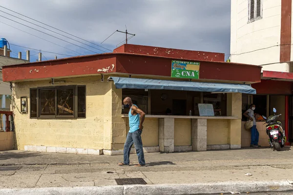 Habana Cuba Outubro 2021 Homem Caminhando Pela Cafetaria Estadual 41St — Fotografia de Stock