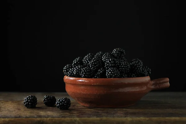 Closeup Fresh Blackberries Clay Pot Table Dark Background — стоковое фото