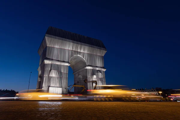 Uma Longa Exposição Tiro Carros Passando Pelo Arco Triunfo Paris — Fotografia de Stock
