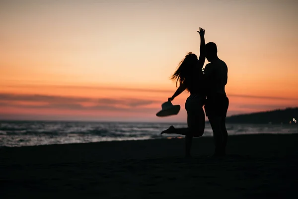 Silhouette Romantic Couple Enjoying Beautiful Sunset Beach — Fotografia de Stock