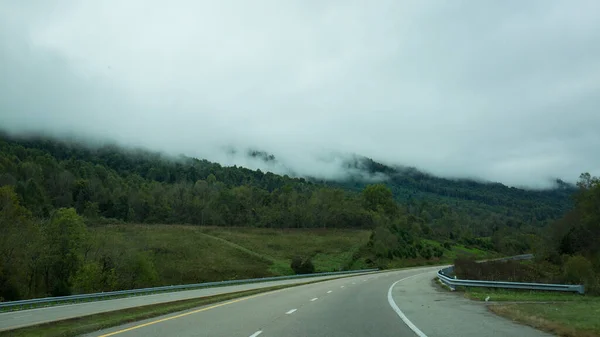 Beautiful View Thick Fog Valley Empty Road — Fotografia de Stock