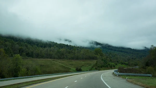 Beautiful View Thick Fog Valley Empty Road — Stockfoto