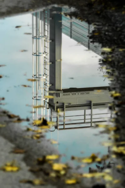 Plano Vertical Edificio Reflejado Agua Del Suelo —  Fotos de Stock