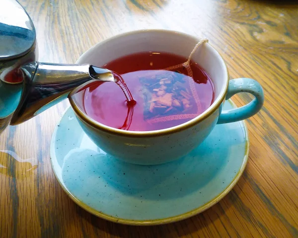 Closeup Tea Pouring Teapot Cup Table — Stockfoto