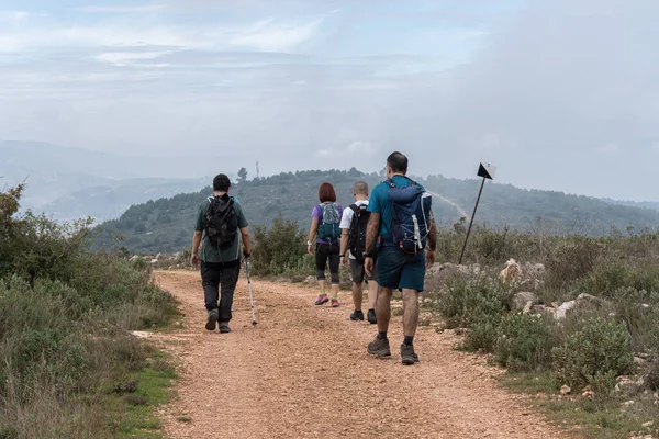 Een Groep Wandelaars Wandelend Langs Een Landweg Een Bewolkte Mistige — Stockfoto