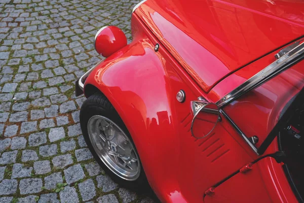 一辆红色汽车的顶盖和停在街上的车轮的高角镜头 — 图库照片