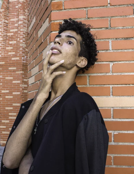 Ein Junger Hispanischer Mann Schwarzem Outfit Posiert Auf Den Straßen — Stockfoto