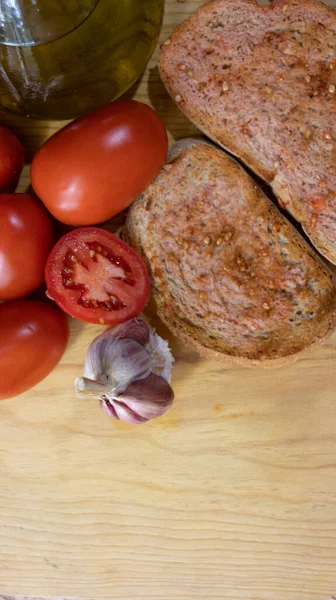 Dos Rebanadas Pan Con Tomates Ajo Una Tabla Madera — Foto de Stock