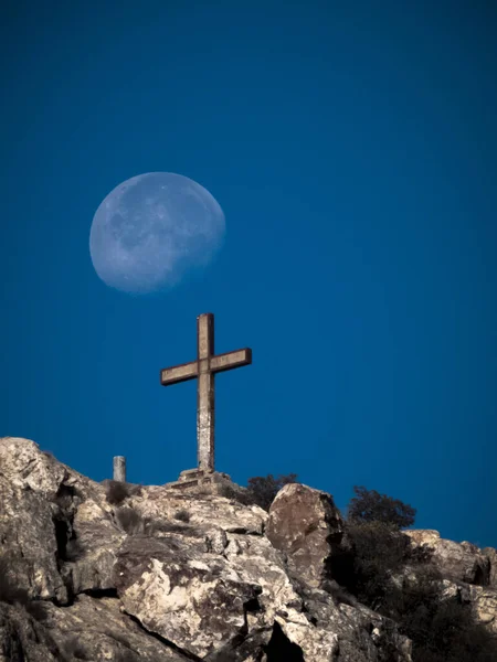 Красивый Вид Стальной Крест Стоящий Скале Пенарроя Пуеблонуэво Кордове Испания — стоковое фото